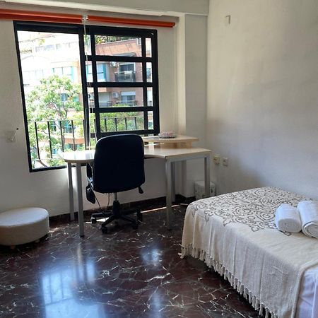 Habitacion Cerca Del Centro De Valencia Apartment Luaran gambar